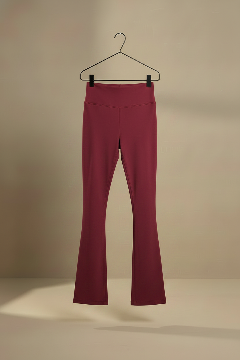 Pantalón campana rojo de frente en percha
