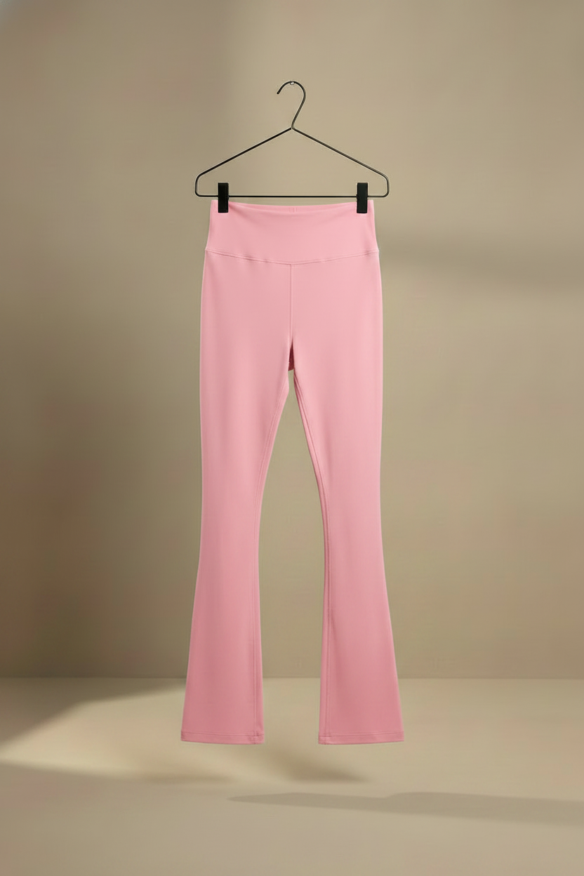 Pantalón campana rosa de frente en percha