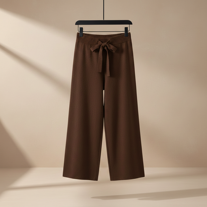 Pantalón recto color cacao con cordón y lazo en la cintura.