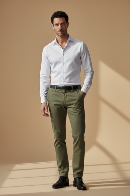 Pantalón chino regular fit verde oliva, tiro medio, pierna recta, vista frontal.