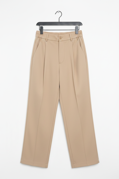 Pantalón ancho beige con pretina, costuras marcadas y cierre con botón.