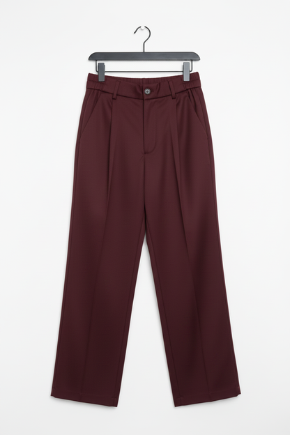 Pantalón ancho tipo sastre burdeos con pretina y cierre con botón.