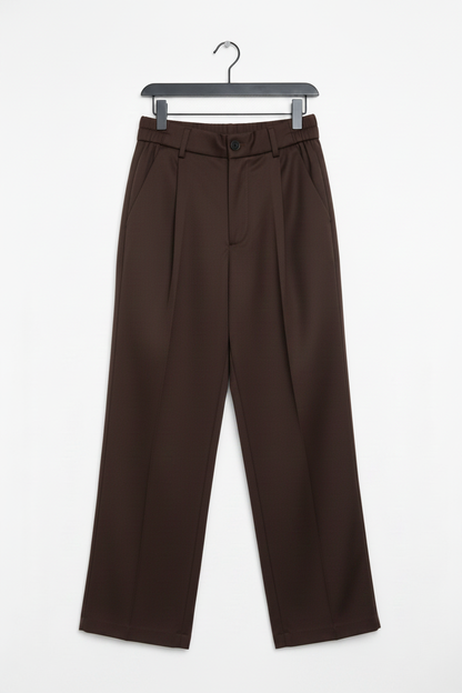 Pantalón wide leg marrón oscuro, cierre con botón y costuras frontales