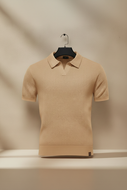 Polo color arena de manga corta con cuello y tapeta de 3 botones