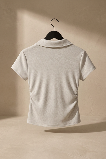 Polo slim fruncido blanco roto con cuello tipo polo y manga corta, vista trasera