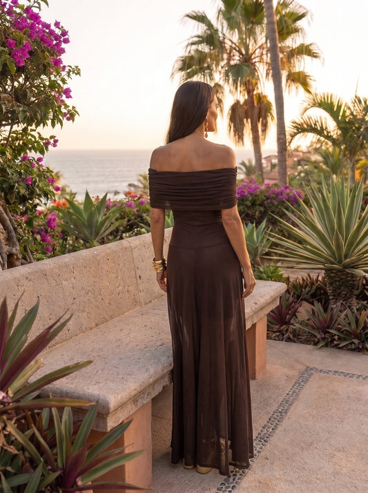 Vestido largo negro con hombros caídos y fruncido; vista trasera