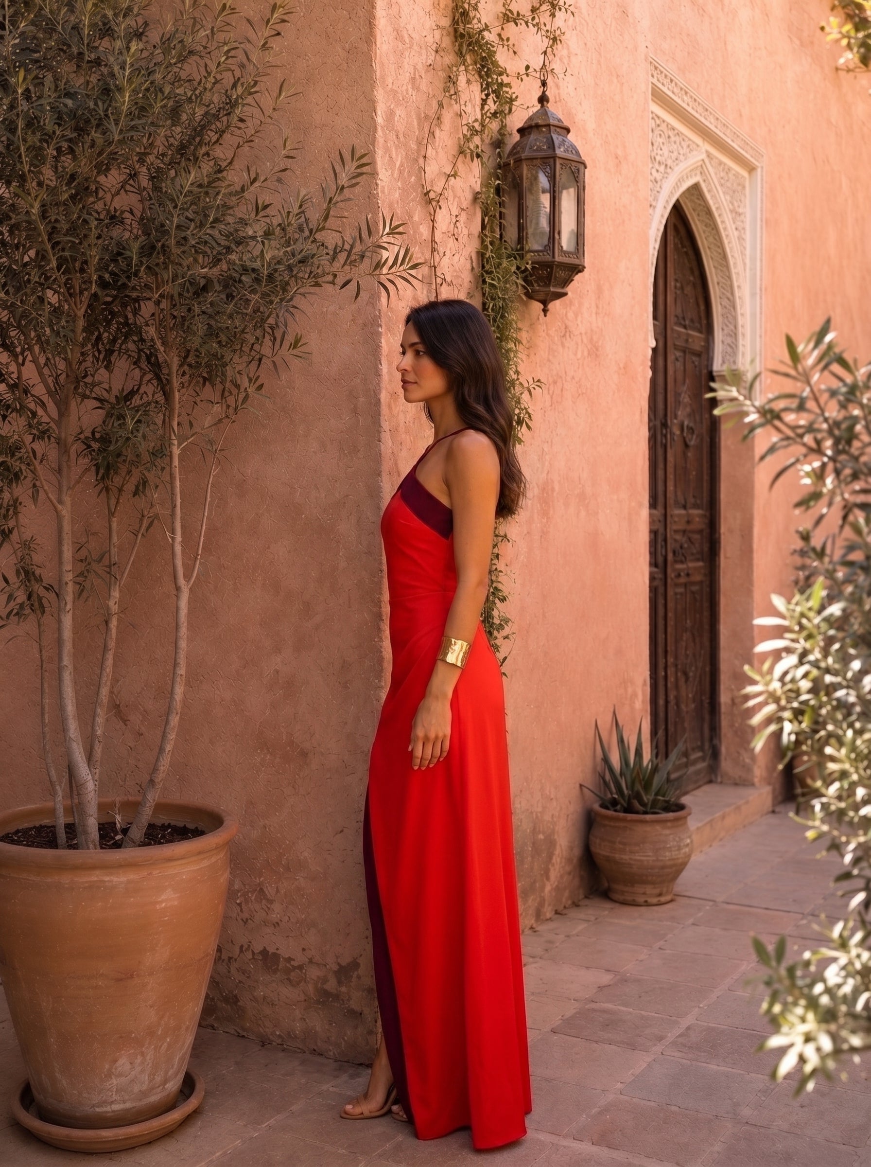 Vestido largo bicolor rojo con tirantes y escote oscuro, abertura lateral