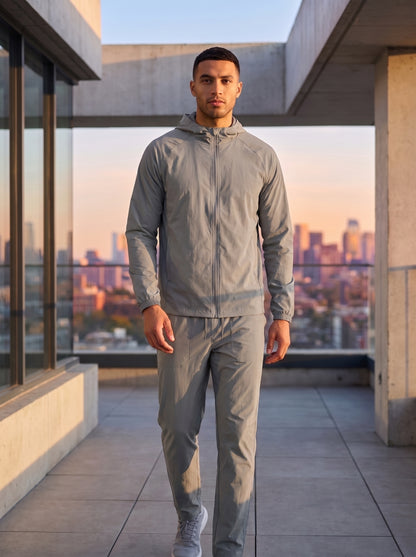 Conjunto tech gris claro con chaqueta con capucha y pantalón a juego