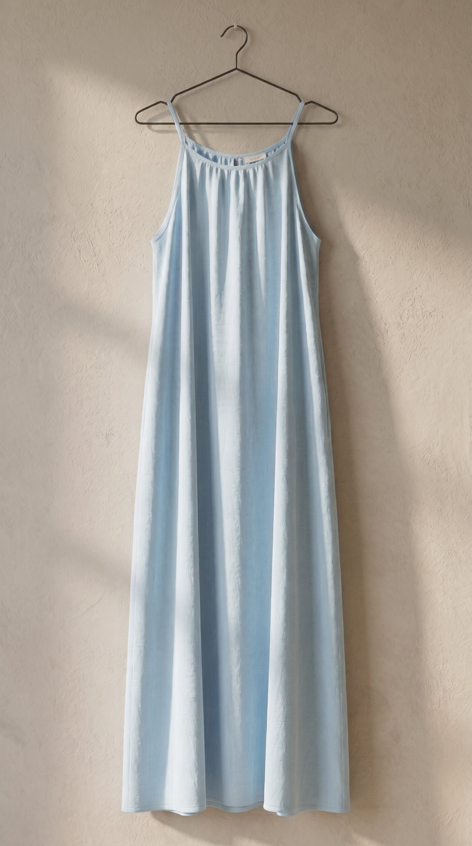 Vestido largo de tirantes azul cielo con volante en el escote y falda con pliegues