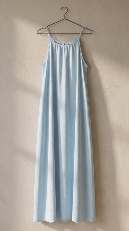 Vestido largo de tirantes azul cielo con volante en el escote y falda con pliegues