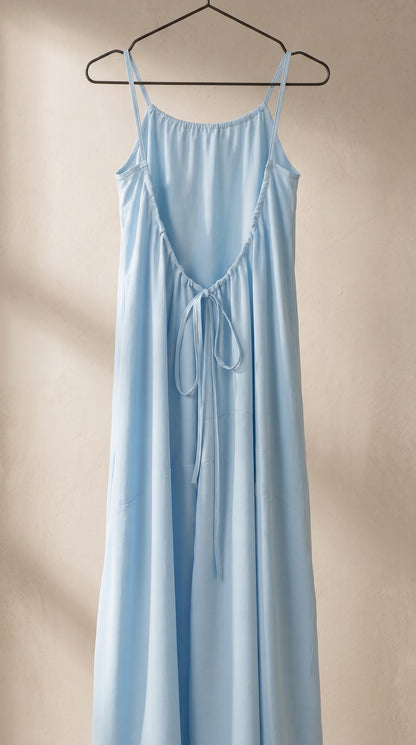 Vestido largo de tirantes azul cielo con abertura cruzada y lazo colgante en el pecho