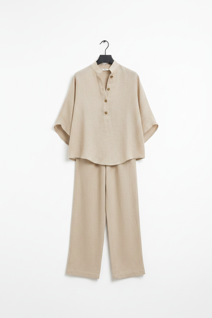 Conjunto de lino beige en percha: blusa y pantalón recto