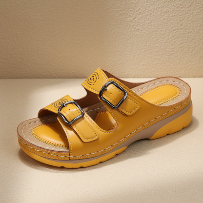 Sandalias de confort amarillas con perforaciones y doble tira con hebillas.