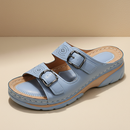 Sandalias de confort azul cielo con doble tira y hebillas.