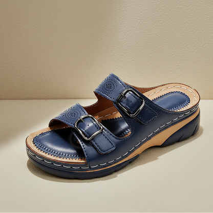Sandalias de confort azul oscuro con perforaciones y doble tira con hebillas.