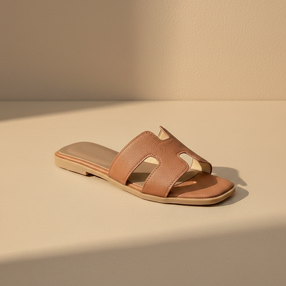 Sandalia plana tipo mule de tira estilo H en color camel