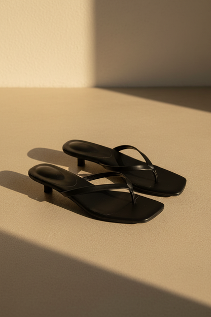 Sandalias tipo chancla con tacón kitten y tira cruzada, color negro