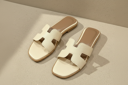 Sandalia plana tipo mule de tira estilo H en color crema