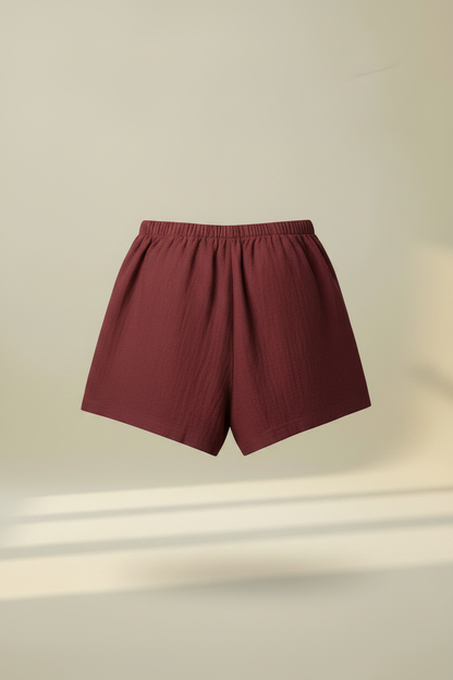 Shorts relajados de tela color burdeos, cintura elástica fruncida y pierna suelta