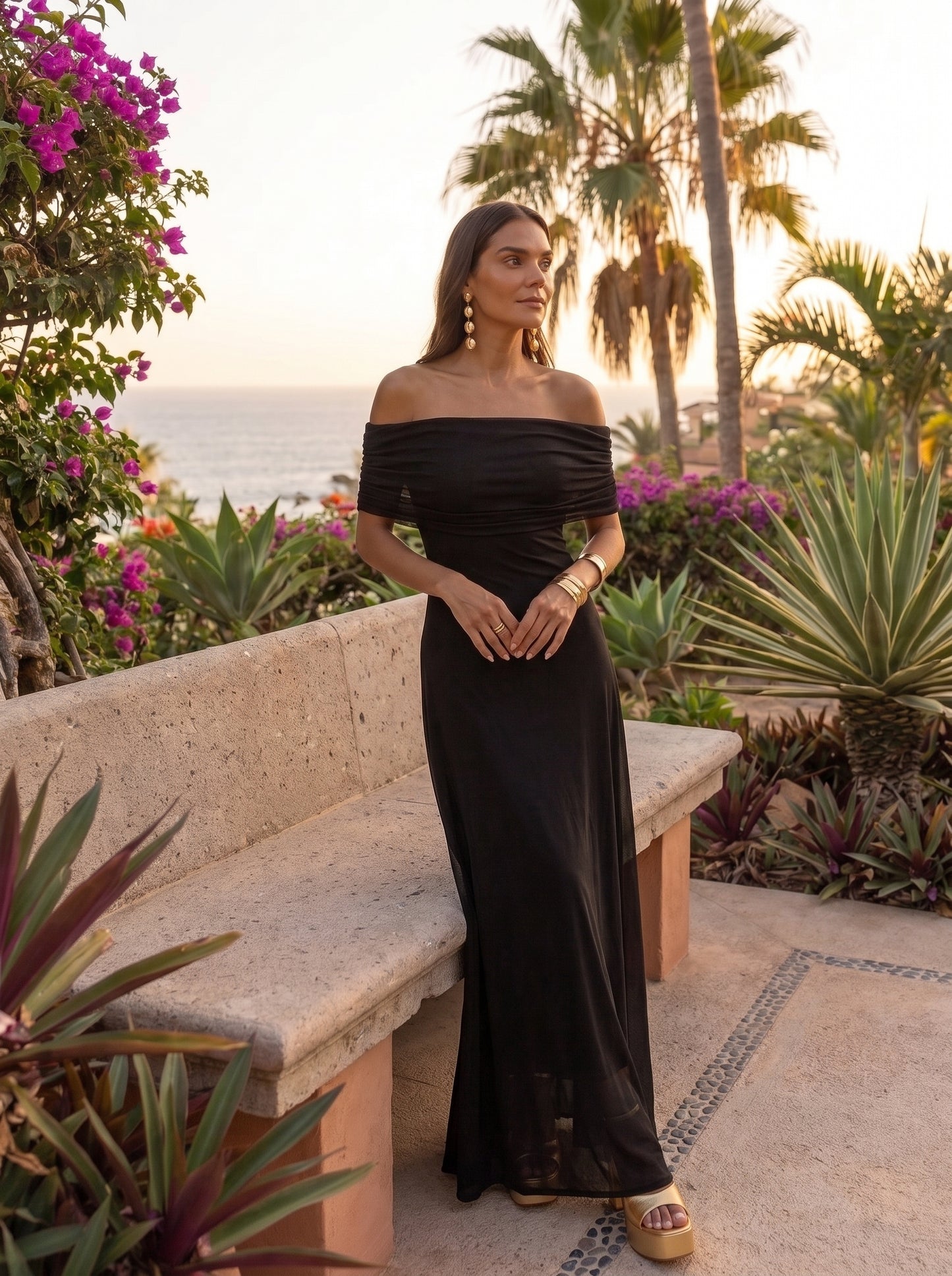 Vestido largo negro con hombros caídos y fruncido en el pecho