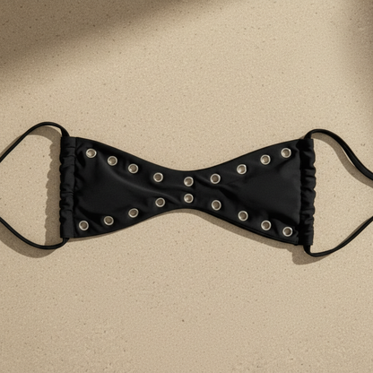 Bikini bandeau negro con apliques metálicos tipo ojales en el centro