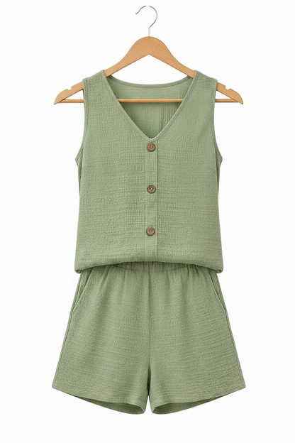 Conjunto de verano verde salvia en percha: top de botones y short a juego