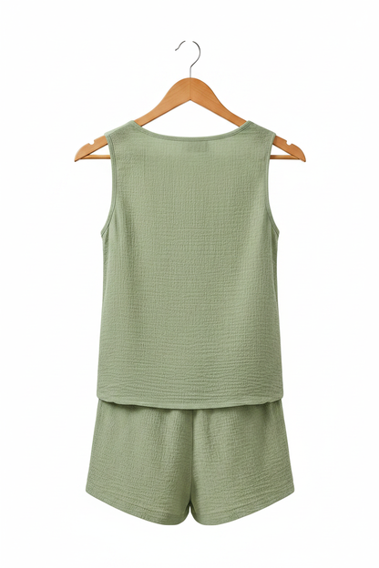 Conjunto de verano verde salvia en percha: top sin mangas y pantalón corto