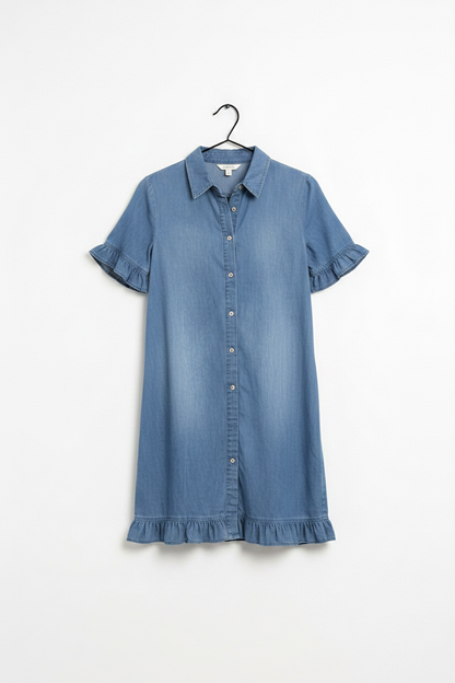 Vestido denim azul tipo camisa con cuello, botones y volantes en mangas y bajo