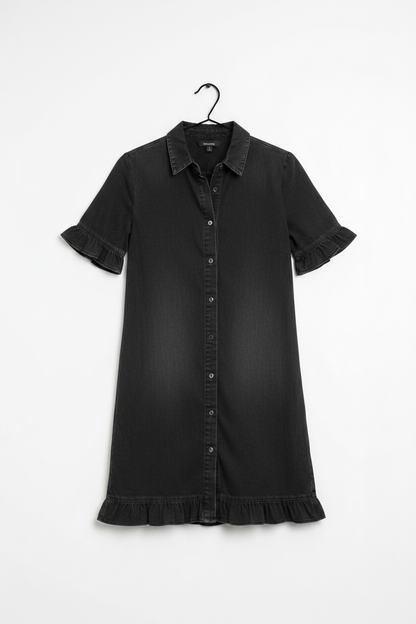 Vestido denim negro tipo camisa con botones, cuello y volantes en mangas y bajo