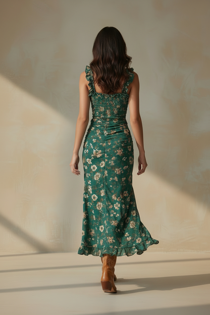 Vestido floral INÉS verde con tirantes en la espalda y falda larga con abertura.