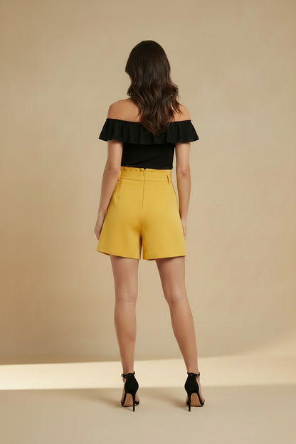 Bermuda amarilla fit regular, cintura con trabillas y cierre, vista trasera.