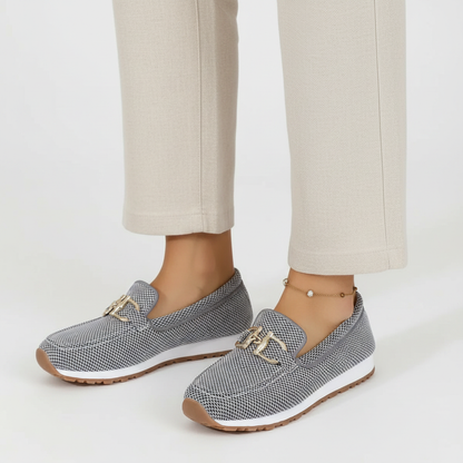 Zapatilla mocasín gris de malla con adorno dorado y suela ligera